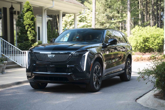 Die IQL-Version des Escalade hat einen verlängerten Radstand. (Bild: Cadillac)